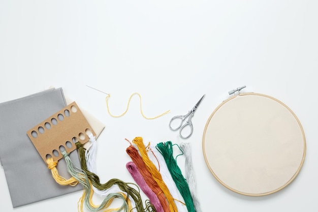 zestaw do haftu rozłożony na stole